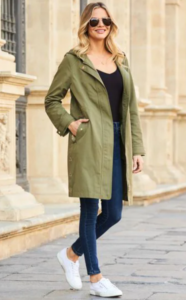 Jaket parka dengan detail tali ikat di pinggang